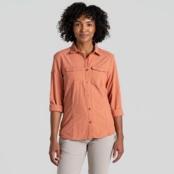 Koszula przeciw komarom damska Craghoppers NosiLife Adventure LS Shirt III. Czerwone koszule damskie Craghoppers, bez wzorów, casualowe, bez kołnierzyka, bez ramiączek. W wyprzedaży za 431.40 zł.