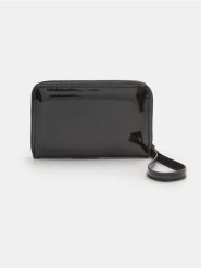 Mały lakierowany portfel - czarny. Czarne portfele damskie Sinsay, bez wzorów, z lakierowanej skóry. Za 29.99 zł.