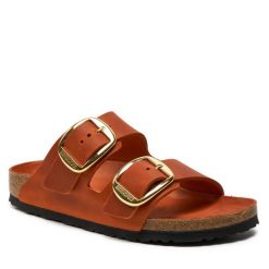Klapki Birkenstock. Brązowe klapki damskie Birkenstock, bez wzorów, bez obcasa. Za 679.99 zł.