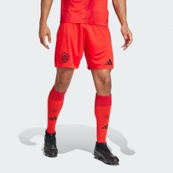 Szorty FC Bayern 24/25 Home. Czerwone krótkie spodenki sportowe męskie Adidas, xs, bez wzorów, z materiału, do piłki nożnej. Za 199.00 zł.