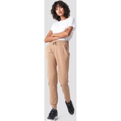 NA-KD Basic Spodnie dresowe basic - Beige. Spodnie dresowe damskie marki NA-KD Basic. Za 100.95 zł.