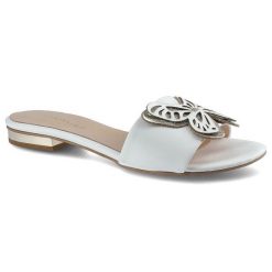Klapki damskie Damiss, naturalna skóra licowa w białym kolorze z szerokim paskiem zdobionym ażurową metalową aplikacją oraz niską płaską podeszwą z d. Białe sandały damskie DAMISS, z aplikacjami, ze skóry, bez obcasa, na płaskiej podeszwie, bez zapięcia. Za 209.00 zł.