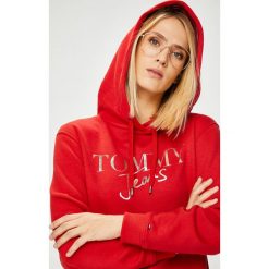 Tommy Jeans - Bluza. Czerwone bluzy damskie Tommy Jeans, z nadrukiem, z bawełny. Za 359.90 zł.