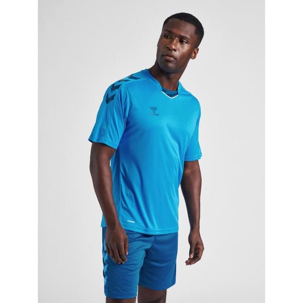 Koszulka piłkarska z krótkim rękawem męska Hummel Core XK Poly Jersey S/S. Niebieskie koszulki sportowe męskie Hummel, m, bez wzorów, z jersey, bez kołnierzyka, bez ramiączek, do piłki nożnej. Za 130.50 zł.