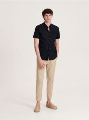 Koszula slim ze stójką - czarny. Czarne koszule męskie Reserved, l, bez wzorów, z bawełny, bez kołnierzyka, bez ramiączek. Za 129.99 zł.