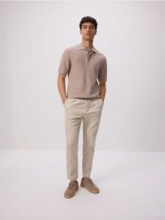 Strukturalny sweter polo - beżowy. Brązowe swetry przez głowę męskie Reserved, l, bez wzorów, z bawełny, bez kołnierzyka. W wyprzedaży za 79.99 zł.