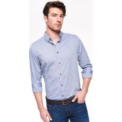 KOSZULA MĘSKA TYPU OXFORD Z NADRUKIEM O DOPASOWANYM KROJU. Koszule męskie marki TOP SECRET. W wyprzedaży za 39.99 zł.