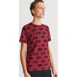T-shirt z nadrukiem - Bordowy. Czerwone t-shirty męskie Reserved, z nadrukiem. Za 49.99 zł.