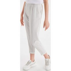 Spodnie tailoring w paski - Biały. Spodnie materiałowe damskie Cropp. W wyprzedaży za 39.99 zł.