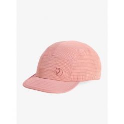 Czapka z daszkiem damska Fjallraven Abisko Trekking Cap. Czerwone czapki i kapelusze damskie Fjällräven, bez wzorów, sportowe. Za 135.99 zł.