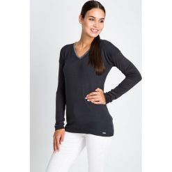 Grafitowy sweter ze srebrną lamówką QUIOSQUE. Szare swetry damskie QUIOSQUE, z dzianiny, z dekoltem w serek. W wyprzedaży za 79.99 zł.
