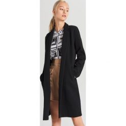Płaszcz o klasycznym kroju - Czarny. Czarne płaszcze damskie Cropp, l, bez wzorów, klasyczne, bez kaptura. Za 139.99 zł.