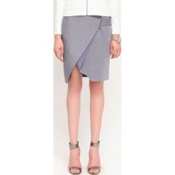 SPÓDNICA REGULARNA DAMSKA GŁADKA. Niebieskie spódnice damskie TOP SECRET, bez wzorów, z dzianiny, eleganckie, asymetryczne. W wyprzedaży za 49.99 zł.