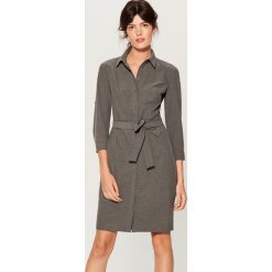 Sukienka midi z paskiem - Szary. Sukienki damskie marki Mohito. Za 169.99 zł.