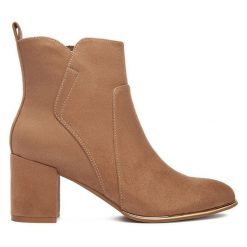 Botki JENNY. Brązowe botki damskie Jenny, bez obcasa, na słupku, bez zapięcia. Za 159.99 zł.