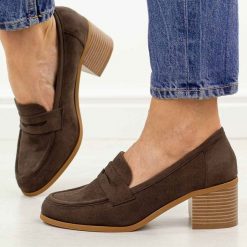 D.Brązowe mokasyny damskie na obcasie M.Daszyński 2201D-3A. Brązowe mokasyny damskie M.Daszyński, ze skóry, biznesowe. Za 169.00 zł.