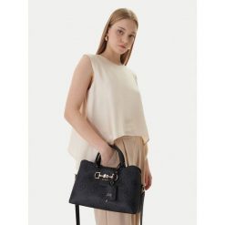 Torebka Guess. Czarne torebki do ręki damskie Guess, z aplikacjami, bez dodatków. Za 411.99 zł.