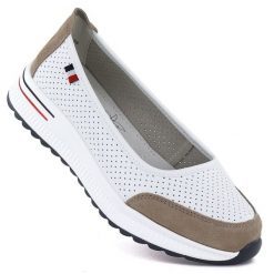 Skórzane baleriny na grubej podeszwie ażurowe białe Jezzi 7815. Białe baleriny damskie Jezzi, w ażurowe wzory, ze skóry, bez obcasa. Za 169.99 zł.