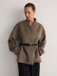 Kurtka z dodatkiem wełny - brązowy. Brązowe kurtki damskie Reserved, l, bez wzorów, z tkaniny, bez kaptura. W wyprzedaży za 179.99 zł.