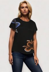Czarny Klasyczny T-shirt z Bawełny Ozdobiony Nadrukiem i Cyrkoniami Kristinae. Czarne bluzki damskie Born2be, l, z aplikacjami, z bawełny, klasyczne, bez kołnierzyka. Za 29.99 zł.