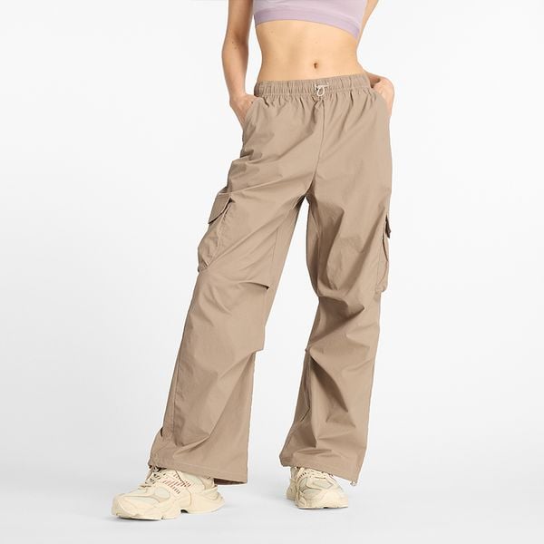 Spodnie damskie New Balance WP43534LMR – beżowe. Brązowe spodnie sportowe damskie New Balance, xl, bez wzorów, z materiału. Za 199.99 zł.