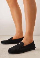 Czarne Mokasyny VICES ze Skórzaną Wkładką i Metalową Ozdobą Aquilin. Czarne mokasyny damskie Born2be, z materiału, klasyczne. Za 89.99 zł.