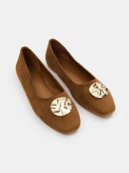 Zamszowe baleriny z ozdobną złotą klamrą - brązowy. Brązowe baleriny damskie Sinsay, bez wzorów, z zamszu, bez obcasa. Za 49.99 zł.