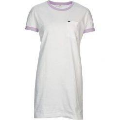 Sukienka w kolorze białym. Białe sukienki damskie marki Lee Jeans, z bawełny, z okrągłym kołnierzem. W wyprzedaży za 127.95 zł.