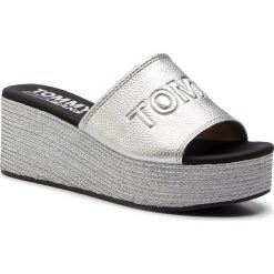 Klapki TOMMY JEANS - Shiny Metallic Flatform Mule EN0EN00546 Silver 000. Klapki damskie marki Tommy Jeans. Za 359.00 zł.