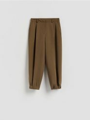 Spodnie balloon z zakładkami - oliwkowy. Zielone spodnie materiałowe damskie Reserved, l, bez wzorów, z tkaniny. Za 139.99 zł.