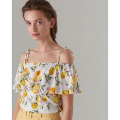 Bluzka open shoulder we wzory - Biały. Bluzki damskie Mohito. Za 69.99 zł.