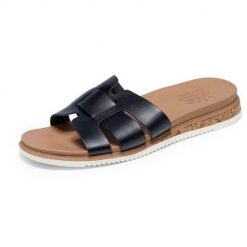 Klapki damskie Skechers 114707BLK. Niebieskie klapki damskie Skechers, bez wzorów, z materiału, bez obcasa. Za 275.00 zł.