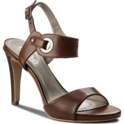 Sandały EDEO - 3208-905 Brąz. Brązowe klapki damskie Edeo, bez wzorów, ze skóry, eleganckie, bez obcasa, na obcasie. W wyprzedaży za 189.00 zł.