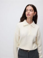 Sweter z kołnierzykiem - kremowy. Białe swetry damskie Reserved, l, bez wzorów, z dzianiny, bez kołnierzyka, bez ramiączek, bez kaptura. Za 129.99 zł.