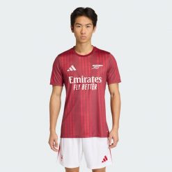 Sweter Arsenal FC 26 Pre-Match. Czerwone koszulki sportowe męskie Adidas, bez wzorów, bez kołnierzyka. Za 299.00 zł.