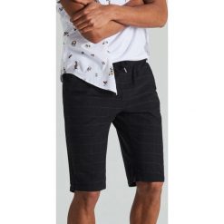 Szorty jogger w kratkę - Czarny. Szorty męskie marki Cropp. Za 79.99 zł.