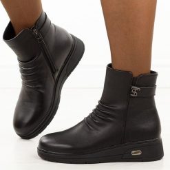 Czarne skórzane botki damskie na koturnie T.Sokolski Z25-77. Czarne botki damskie Sokolski, na jesień, z jeansu, eleganckie, z okrągłym noskiem, bez obcasa, na koturnie, bez zapięcia. Za 319.00 zł.