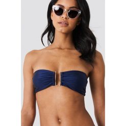NA-KD Swimwear Błyszcząca góra bikini z metalowym detalem - Blue. Bikini damskie marki NA-KD Swimwear. Za 32.00 zł.