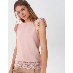 Bluzka z koronką - Różowy. Czerwone bluzki damskie House, l, bez wzorów, z koronki, bez kołnierzyka, bez ramiączek. Za 39.99 zł.