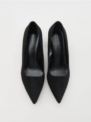 Czółenka na obcasie - czarny. Czarne czółenka damskie Reserved, bez wzorów, z tkaniny, bez obcasa, na obcasie, bez zapięcia. W wyprzedaży za 69.99 zł.