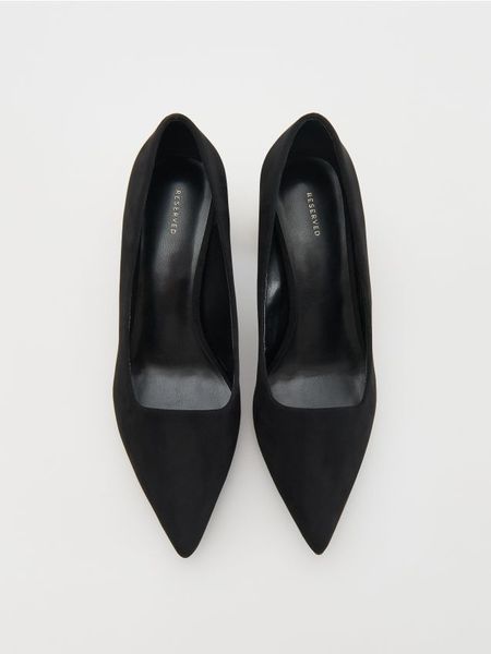 Czółenka na obcasie - czarny. Czarne czółenka damskie Reserved, bez wzorów, z tkaniny, bez obcasa, na obcasie, bez zapięcia. W wyprzedaży za 69.99 zł.