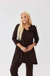 Asymetryczna czekoladowa tunika Florina z wydłużonym tyłem i odpinanym kwiatem PLUS SIZE XXL OVERSIZE JESIEŃ. Brązowe bluzki damskie Moda Size Plus Iwanek, l, bez wzorów, z nylonu, biznesowe, z asymetrycznym kołnierzem, plus size, bez ramiączek. Za 229.90 zł.