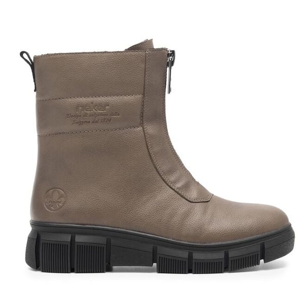 Botki Rieker. Brązowe botki damskie Rieker, bez obcasa, na płaskiej podeszwie, bez zapięcia. Za 233.99 zł.