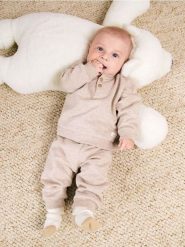 Spodnie dresowe z naszywką - beżowy. Brązowe spodenki niemowlęce Sinsay, z aplikacjami, z dresówki. W wyprzedaży za 10.99 zł.