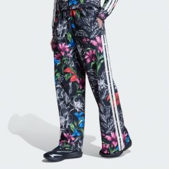 SPODNIE DRESOWE ADIDAS x FARM RIO HOUSE OF TIRO. Białe spodnie dresowe damskie Adidas, s, bez wzorów, z bawełny. Za 349.00 zł.