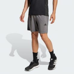 SZORTY WORKOUT ESSENTIALS BASE WOVEN. Szare krótkie spodenki sportowe męskie Adidas, l, bez wzorów, z materiału, do biegania, climacool (adidas). Za 138.60 zł.