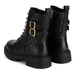 Trzewiki DeeZee. Czarne botki damskie DeeZee, bez obcasa, na płaskiej podeszwie, bez zapięcia. Za 179.99 zł.