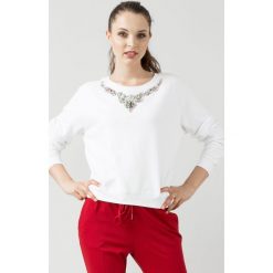 Biała bluza damska z kolorowymi kamieniami. Białe bluzy damskie Twinset, l, z aplikacjami, bez kaptura. Za 315.60 zł.
