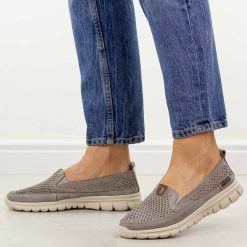 Fango ażurowe skórzane półbuty damskie Jezzi 9802. Brązowe półbuty damskie Jezzi, na lato, w ażurowe wzory, z jeansu, eleganckie, bez obcasa, na płaskiej podeszwie, bez zapięcia. Za 189.00 zł.