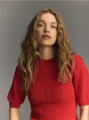 Sweter z wełną z alpaki - czerwony. Czerwone swetry damskie Reserved, l, bez wzorów, z dzianiny, bez kołnierzyka, bez ramiączek, bez kaptura. Za 179.99 zł.